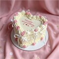 Торт с рюшами и розами в форме сердца 1578
